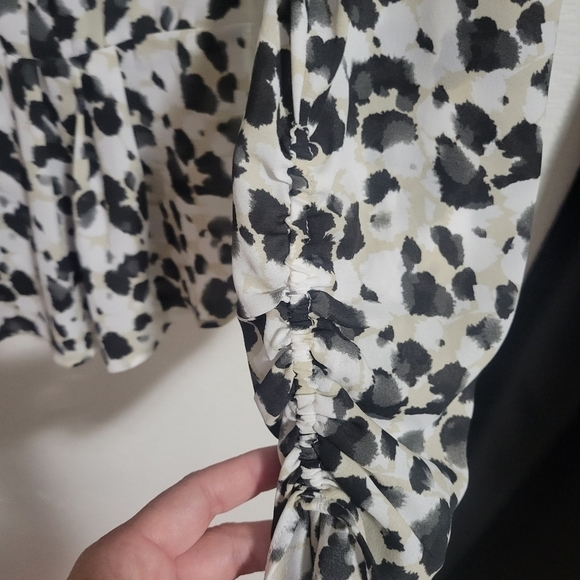 Cabi Leopard print wrap style roushing on sleeve top size small - Picture 13 of 14